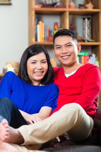 Couple asiatique sur le sofa