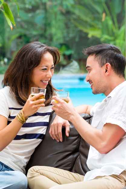 Couple asiatique sur le sofa