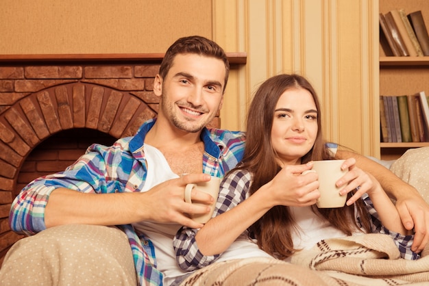 Couple assis sur un canapé avec café