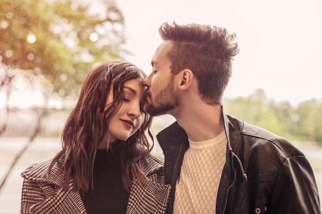 Couple assis dans le café