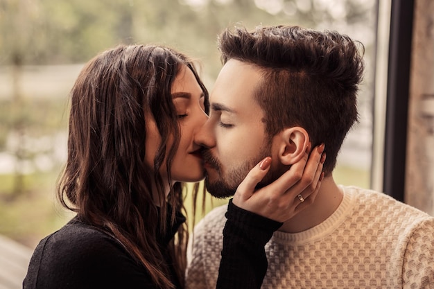 Couple assis dans le café