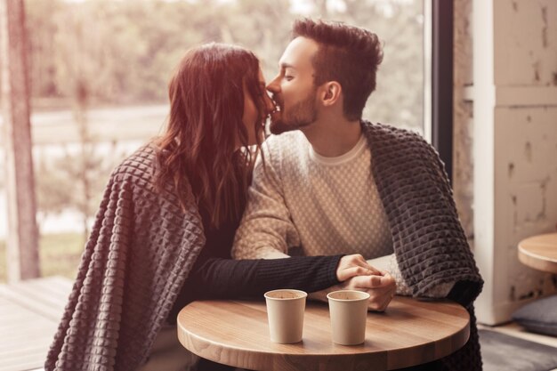 Couple assis dans le café