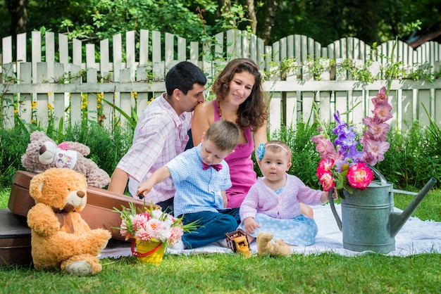 Un couple assis avec les enfants