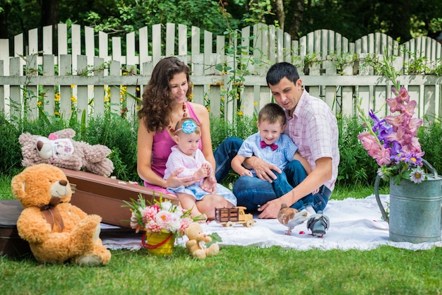 Un couple assis avec les enfants