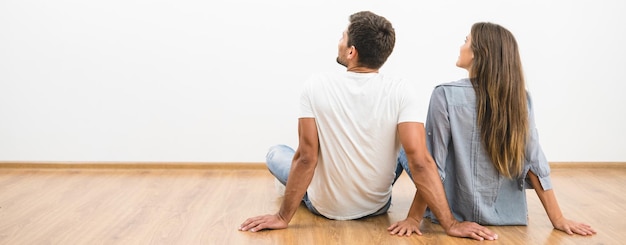 Le couple assis regarde le mur vide