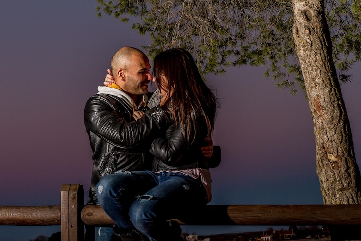 Photo un couple assis sur un siège contre des arbres