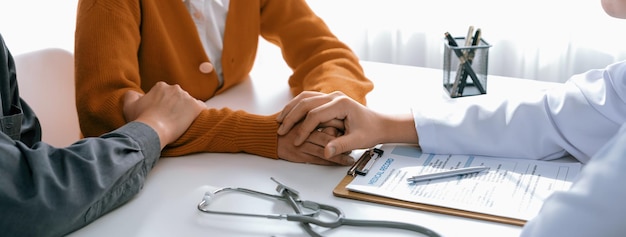 Photo le couple assiste à une consultation de fertilité avec un gynécologue à l'hôpital rigid