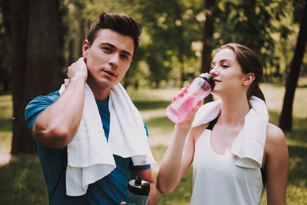 Couple d&#39;athlètes après l&#39;entraînement à Green Park