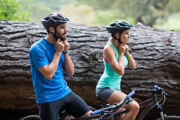 Couple athlétique portant un casque de vélo