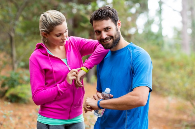 Couple athlétique vérifiant une heure