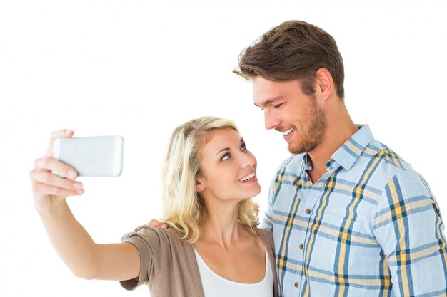 Couple attractif prenant un selfie ensemble