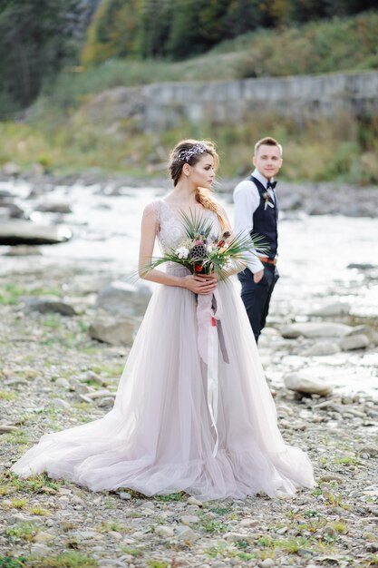 Couple attrayant dans la nature