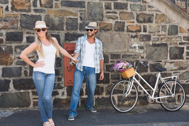 Couple attrayant debout avec des vélos