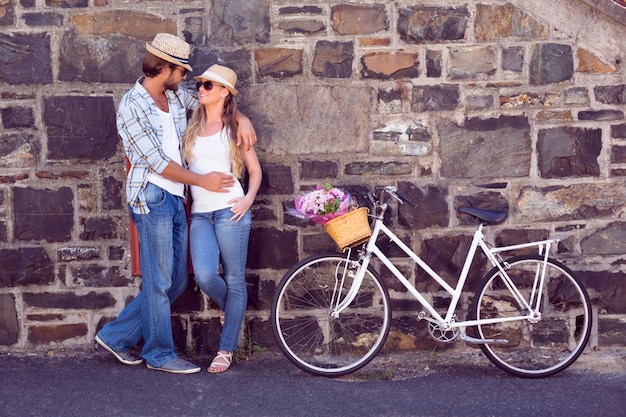 Couple attrayant debout avec des vélos