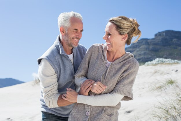 Couple attrayant, déconner sur la plage