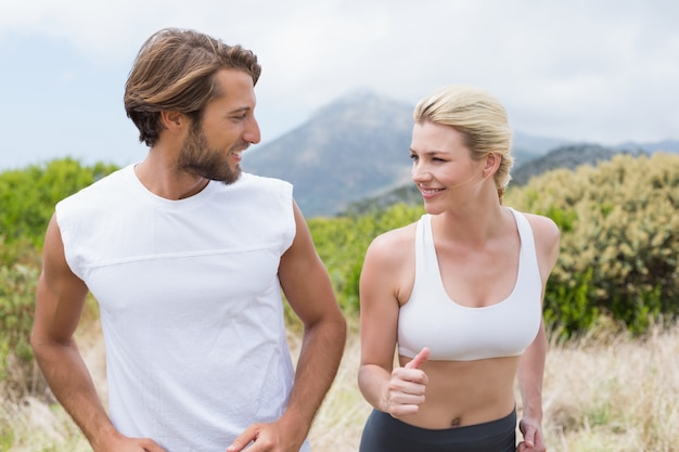 Couple attrayant jogging sur sentier de montagne