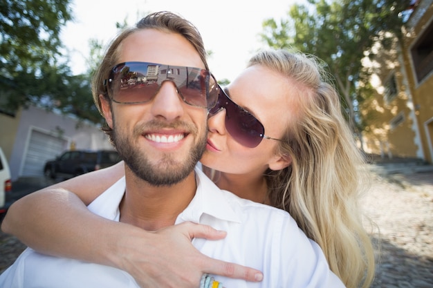 Couple attrayant sur un scooter