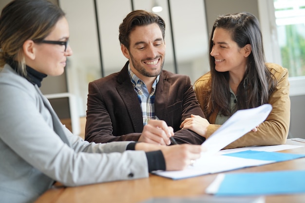 Couple Attrayant Signant Un Contrat De Vente Avec Un Agent Immobilier