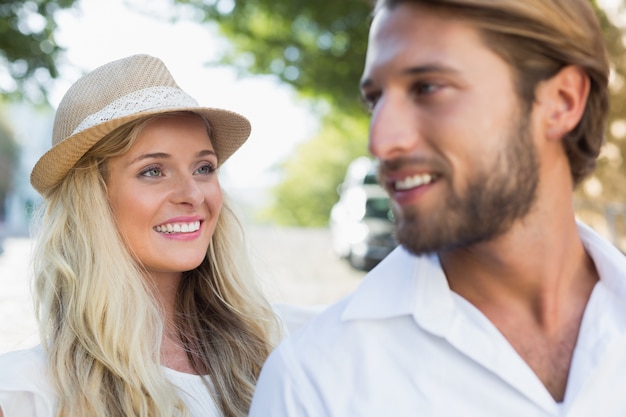 Couple attrayant, souriant les uns aux autres