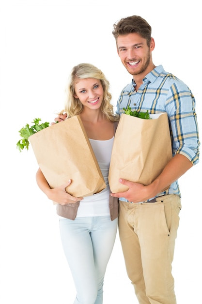 Couple attrayant tenant leurs sacs d&#39;épicerie