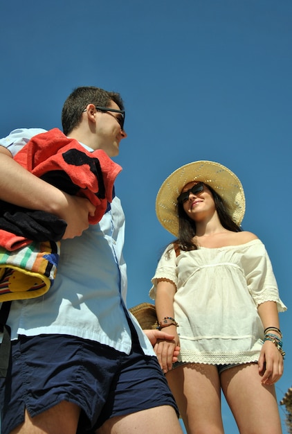 Couple au bord de la mer profitant des vacances