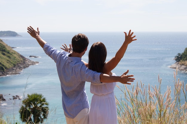 Couple au bord de la mer