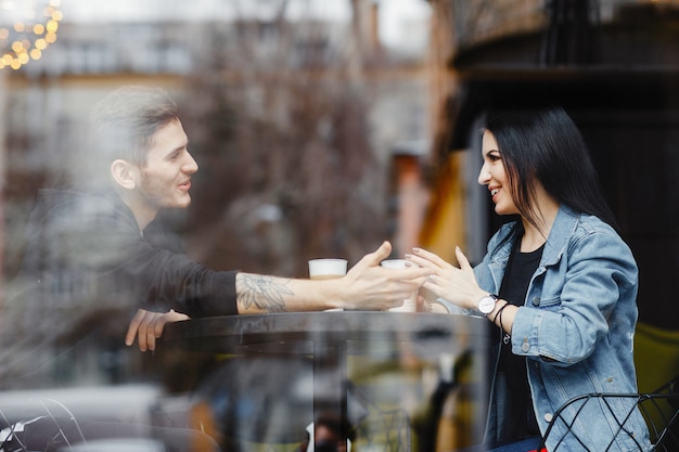 Couple au café