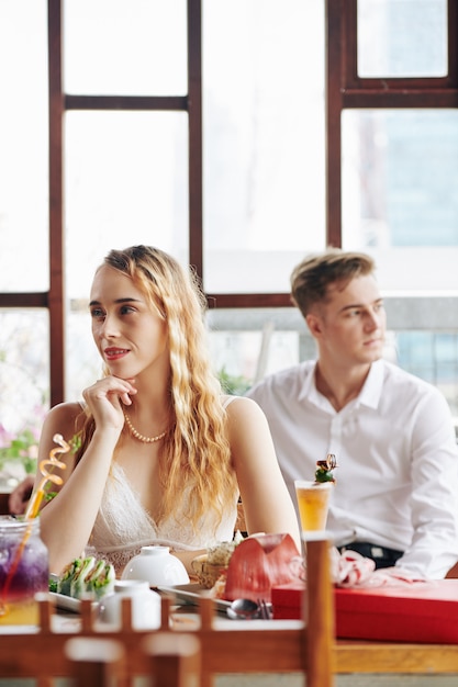 Couple au café