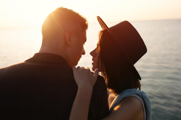 couple au coucher du soleil sur la plage de la mer