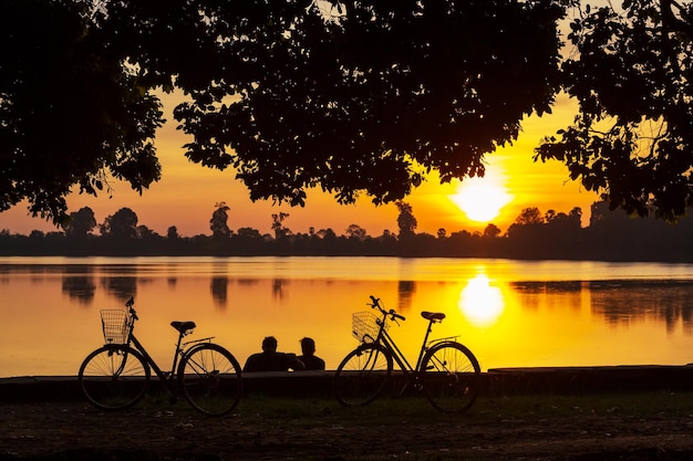 Couple au coucher du soleil