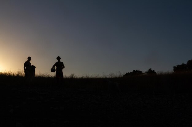 un couple au coucher du soleil