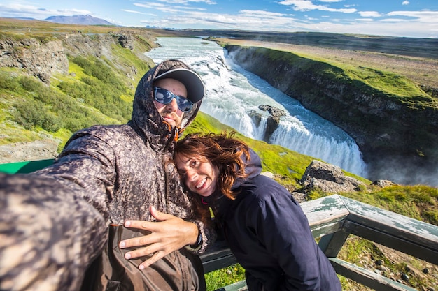 Un couple au-dessus de la cascade de Gullfoss dans le cercle d'or du sud de l'Islande