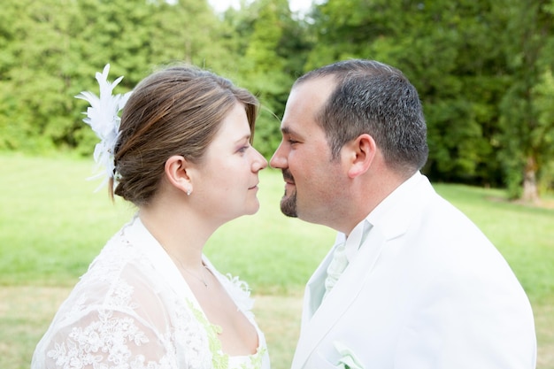 Couple au jour du mariage jouant en plein air dans le parc