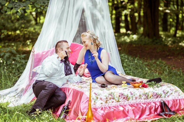 Un couple au lit dans un pré