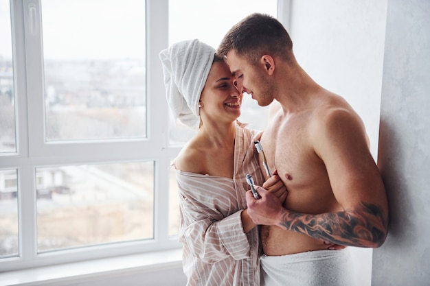 Couple au matin après la douche debout ensemble.