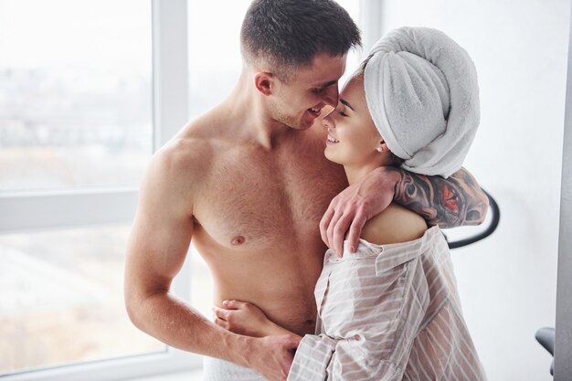 Couple au matin après la douche debout ensemble.