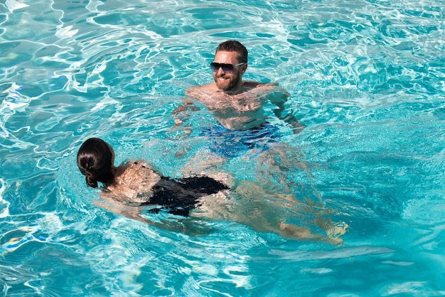 Couple au pool resort vacances d'été couple d'été dans la piscine