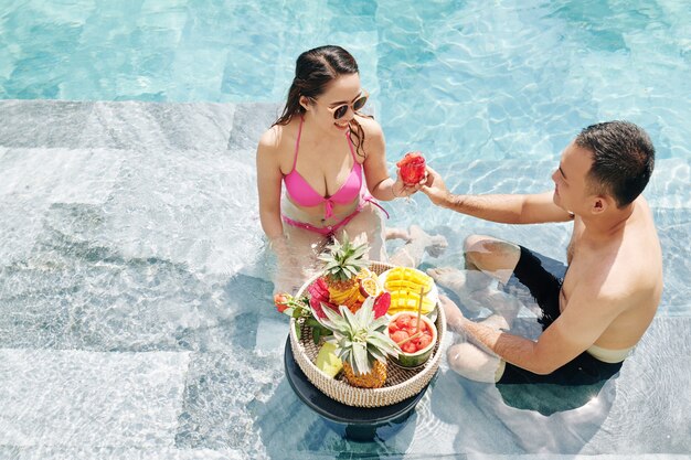 Couple au repos dans la piscine