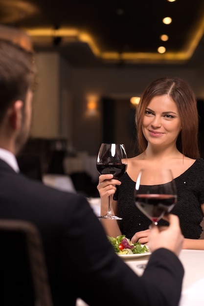 Couple au restaurant. Beau jeune couple buvant du vin au restaurant