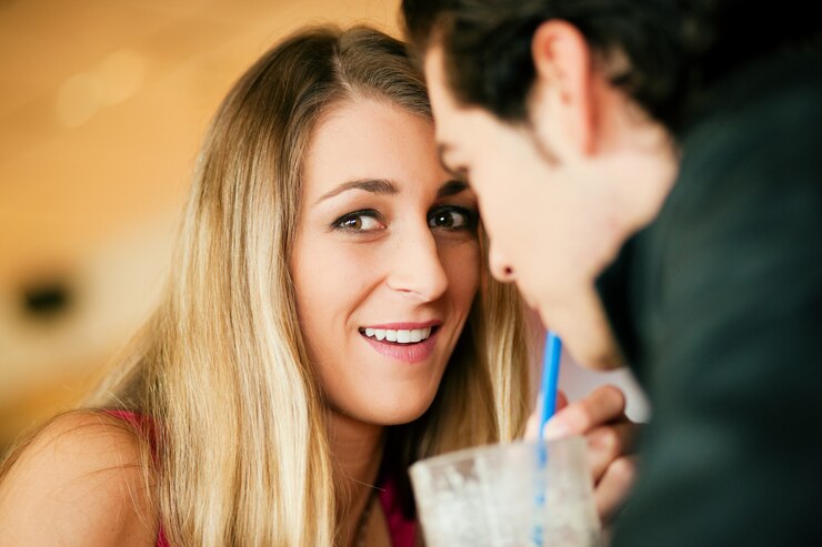 Photo couple au restaurant buvant un milkshake