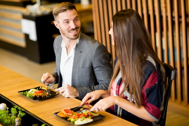 Couple au restaurant