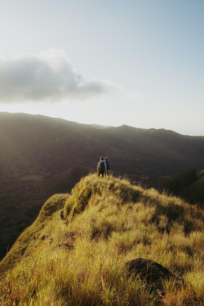 Photo couple au sommet d’une colline