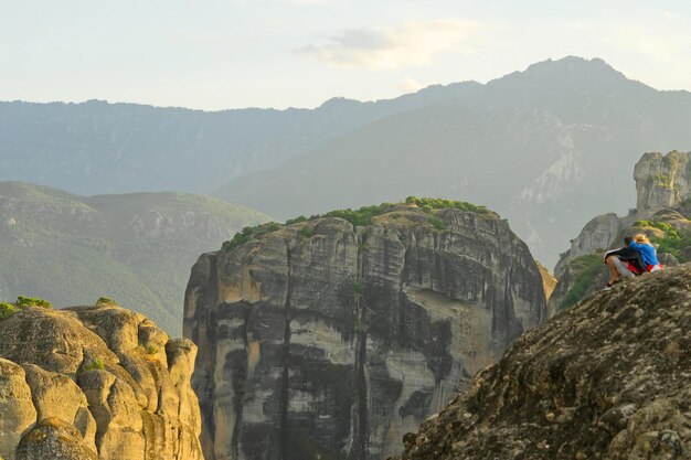 Couple au sommet de la montagne au coucher du soleil Grèce Meteora