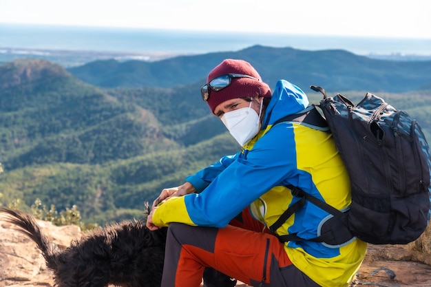 Un couple au sommet de la montagne El Garbi le point de vue spectaculaire de la Sierra Calderona Valence une montagne de 593 mètres de la mer Méditerranée entre les municipalités d'Estivella Segart