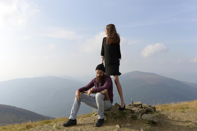 Couple au sommet de la montagne