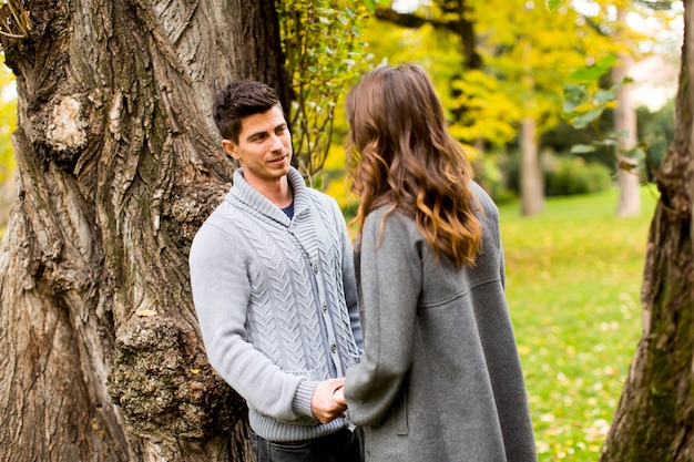 Couple en automne parc