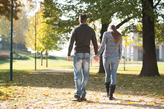 Couple en automne parc