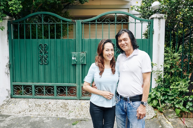 Couple aux portes de la maison