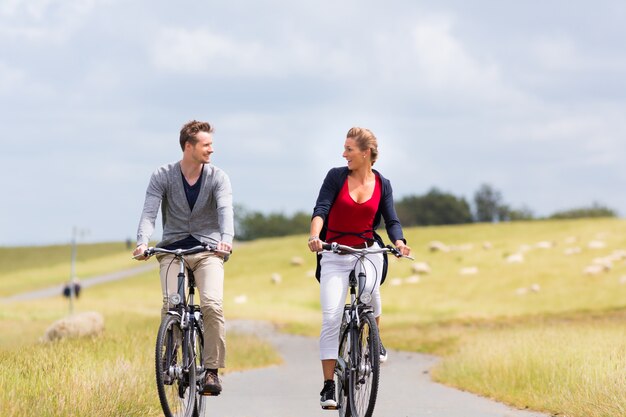 Couple, avoir, côte mer, tour vélo