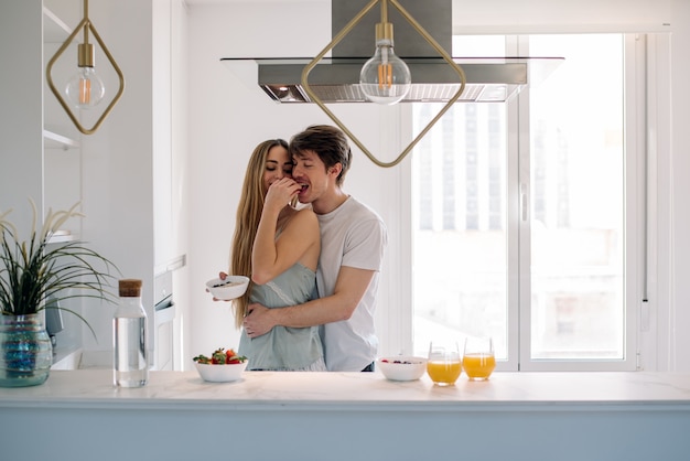 Couple, avoir, petit déjeuner, chez soi